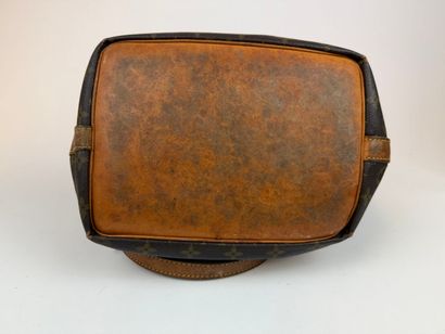 LOUIS VUITTON
Sac modèle 