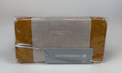 LULU CASTAGNETTE
Portefeuille en daim marron...