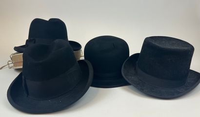 Lot de cinq chapeaux en feutrine dont un...