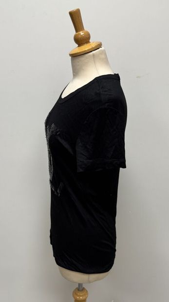 Louis VUITTON 
T-Shirt en coton teinté noir,...