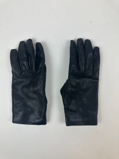 Lot de trois paires de gants en cuir marron...