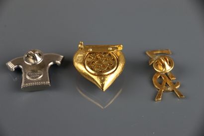 Lot de deux broches pin's : 
YVES SAINT LAURENT...