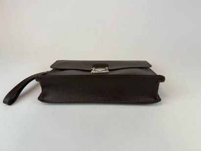 LOUIS VUITTON
Pochette « Belaia » en cuir...