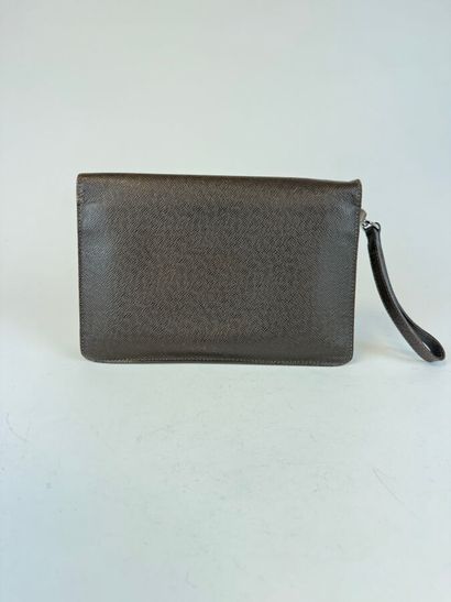 LOUIS VUITTON
Pochette « Belaia » en cuir...