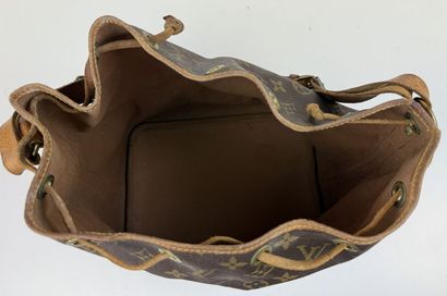 LOUIS VUITTON
Sac modèle 