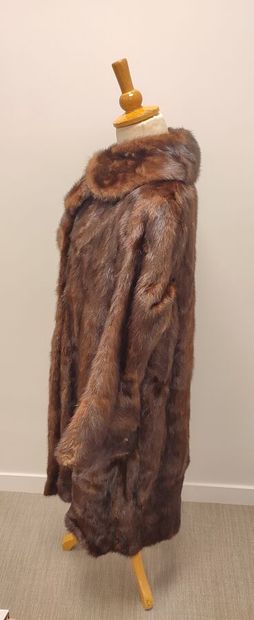 Manteau de fourrure en vison marron, se ferme...