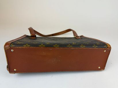 LOUIS VUITTON 
Sac semi-rigide en cuir marron...