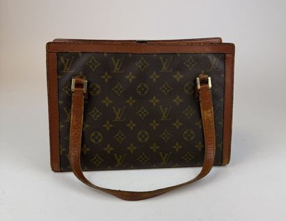 LOUIS VUITTON 
Sac semi-rigide en cuir marron...