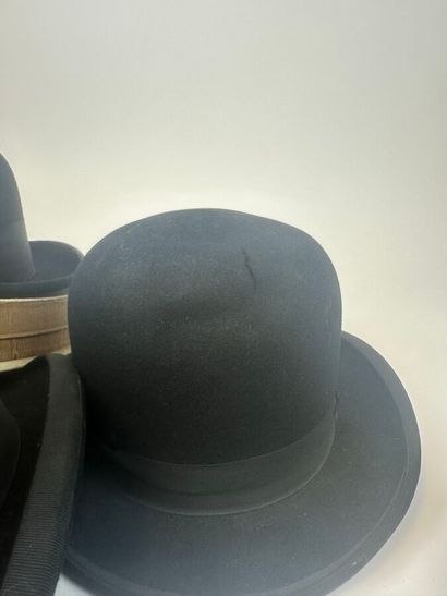 Lot de cinq chapeaux en feutrine dont un...