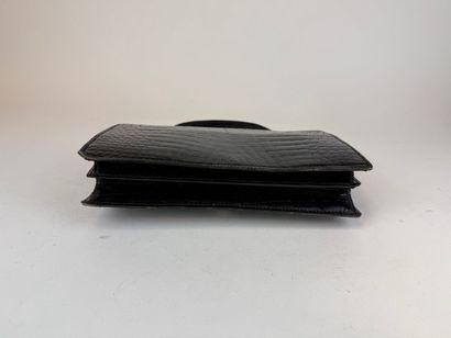 Lot de trois sacs à main en cuir façon crocodile...