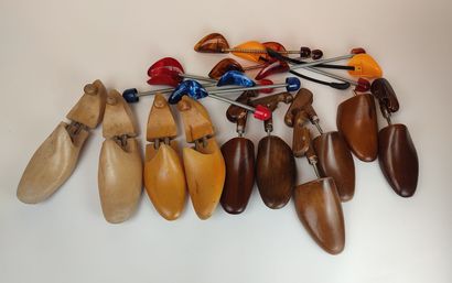 Lot de dix embouchoirs en plastique et bois
Diverses...