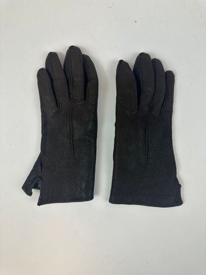 Lot de trois paires de gants en cuir marron...