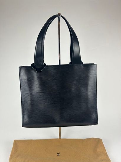 LOUIS VUITTON
Sac cabas porté épaule en cuir...