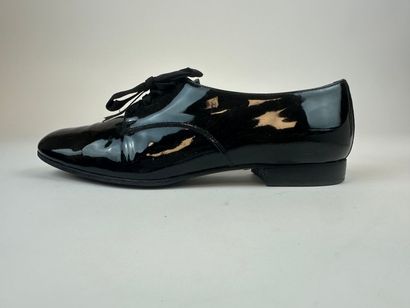Lot de trois paires de chaussures
.Carel....