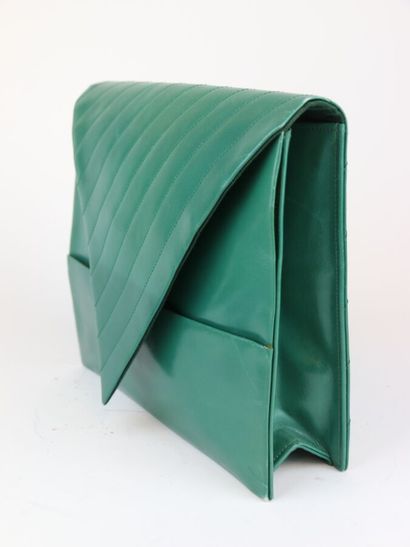 NINA RICCI
Pochette en agneau vert
Intérieur...