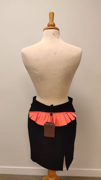 LOUIS VUITTON
Jupe droite en soie et polyester...