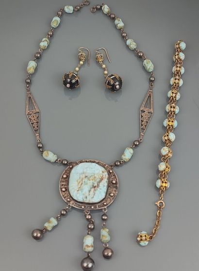 Lot de bijoux fantaisie comprenant :
- Collier...