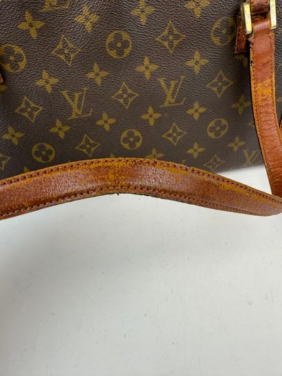 LOUIS VUITTON 
Sac semi-rigide en cuir marron...