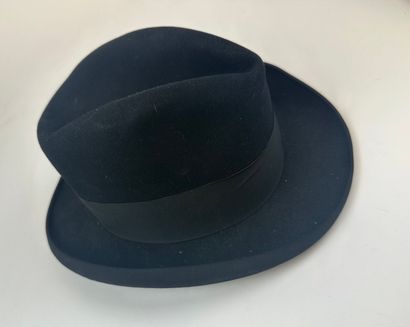 Lot de cinq chapeaux en feutrine dont un...