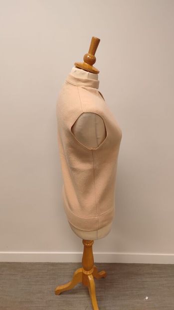 LOUIS VUITTON
Pull sans manche en laine et...