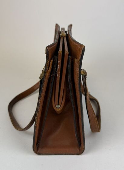 LOUIS VUITTON 
Sac semi-rigide en cuir marron...
