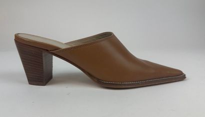 Lot de trois paires de chaussures
.Carel....