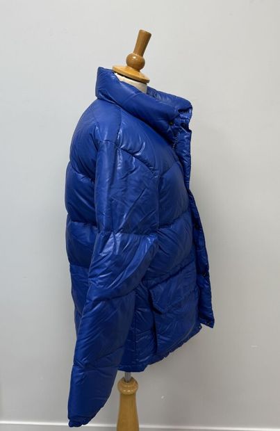 LOTHAR'S 
Doudoune en nylon bleu matelassé...