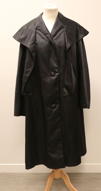 Manteau-cape en satin de soie noire, se ferme...