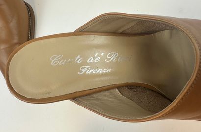 Lot de trois paires de chaussures
.Carel....