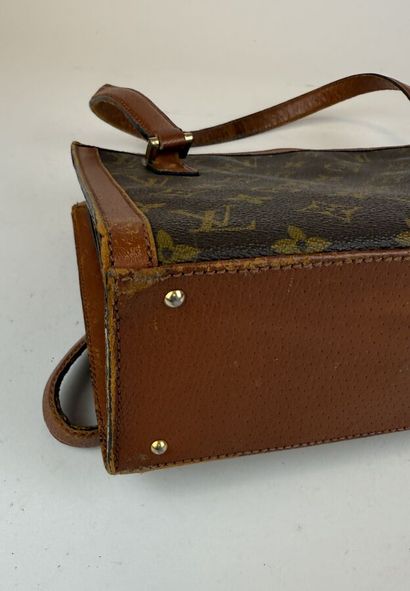 LOUIS VUITTON 
Sac semi-rigide en cuir marron...