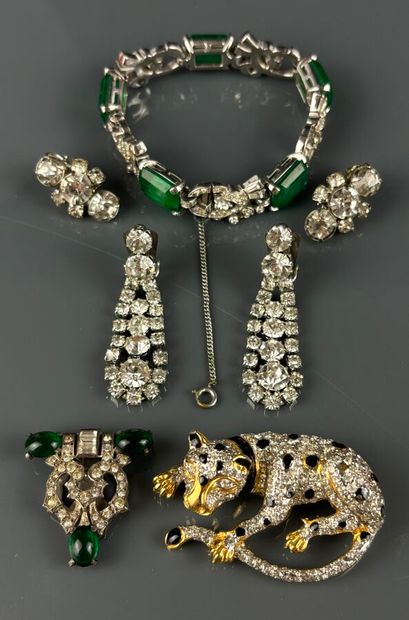 Lot de bijoux fantaisie ornés de strass et...