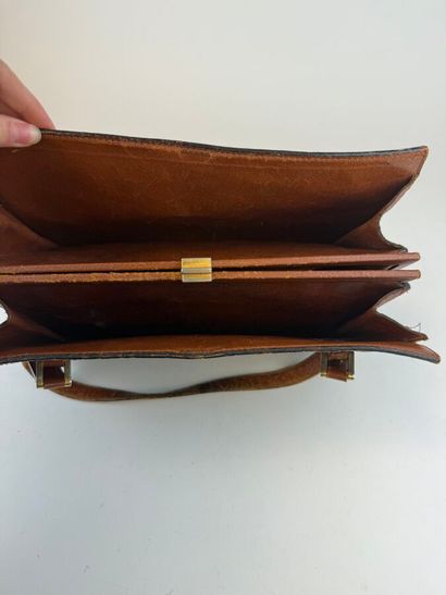 LOUIS VUITTON 
Sac semi-rigide en cuir marron...