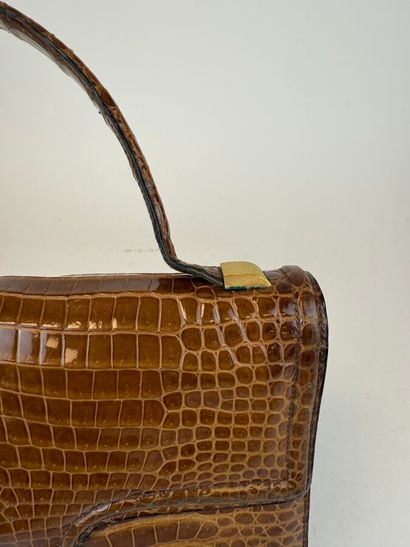 Lot de trois sacs à main en cuir façon crocodile...