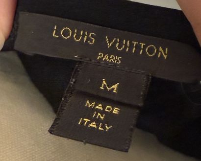 Louis VUITTON 
T-Shirt en coton teinté noir,...
