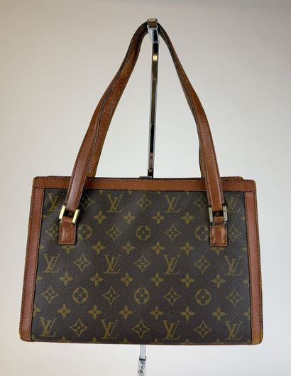LOUIS VUITTON 
Sac semi-rigide en cuir marron...