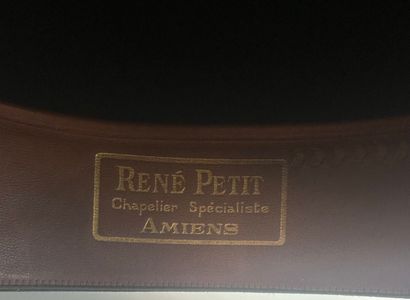 Lot de cinq chapeaux en feutrine dont un...