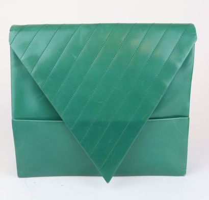 NINA RICCI
Pochette en agneau vert
Intérieur...