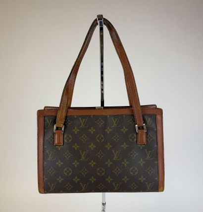 LOUIS VUITTON 
Sac semi-rigide en cuir marron...