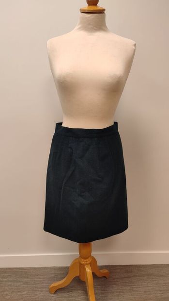LOUIS VUITTON
Jupe droite en soie et polyester...