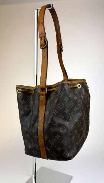 LOUIS VUITTON
Sac modèle 