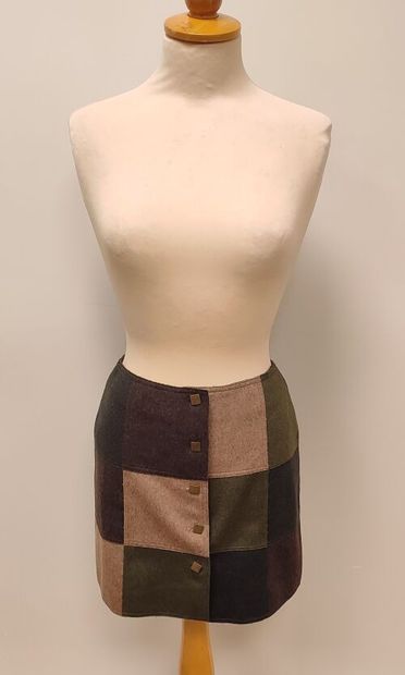 MOSCHINO Cheap and Chic
Jupe courte en laine...