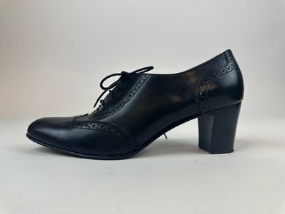 Lot de trois paires de chaussures
.Carel....
