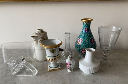 Lot de bibelots divers : vase Médicis et...