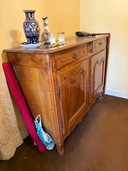 Buffet en noyer ouvrant par deux portes et...