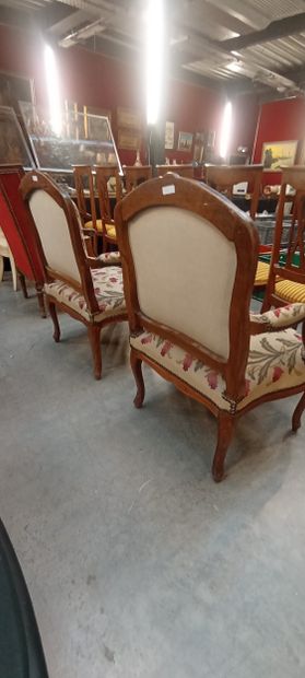 Paire de fauteuils à la reine en bois mouluré...