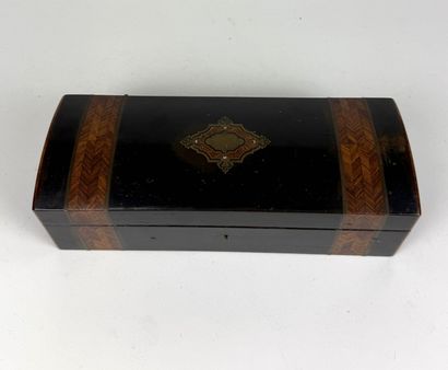 Boîte rectangulaire en placage de bois noirci...