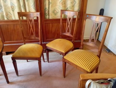 Six chaises en bois naturel, dossier en X,...