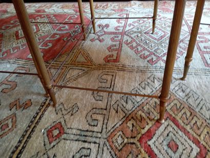 Trois tables gigognes en métal doré et dessus...