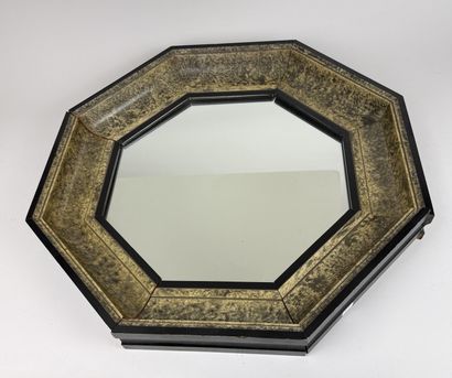 Miroir octogonal en bois noirci et teinté.
60...