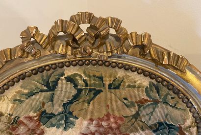 Chaise en bois doré de style Louis XV, dossier...